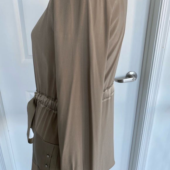 Elie Tahari Size Small silk jacket in perfect condition❤️ - Picture 2 of 8